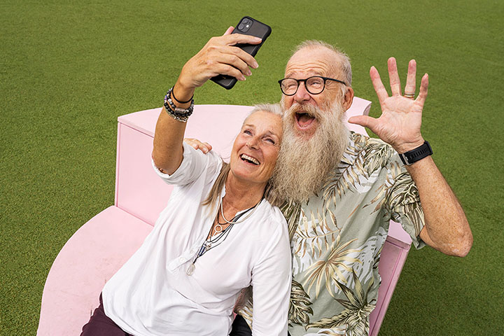 Ældre par laver en selfie